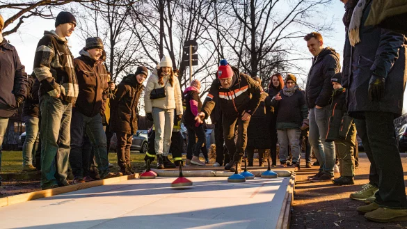 Die Teams geben beim Eisstockschie&szlig;en in Retzen ihr Bestes. - &copy; FreitagTV