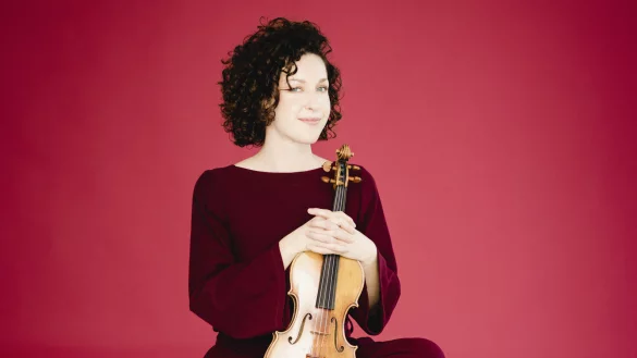 Die Geigerin Sarah Christian, Preisträgerin des ARD-Musikwettbewerbs und Konzertmeisterin der Bremer Kammerphilharmonie, zu Gast beim Detmolder Kammerorchester. - © Marco Borggreve