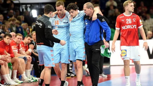 Bitterer Abgang: Gest&uuml;tzt von Bobby Schagen und dem niederl&auml;ndischen Mannschaftsarzt verl&auml;sst Thomas Houtepen das Spielfeld. - &copy; Jan Kirschner