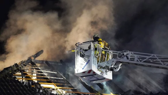 Zum Gl&uuml;ck hielten sich keine Personen mehr in dem Haus auf. Die Feuerwehr l&ouml;schte den Brand mit Hilfe der Drehleiter auch von oben. Der Bereich zwischen Pottenhauser Stra&szlig;e und Hasselstra&szlig;e war stundenlang gesperrt. - &copy; FreitagTV