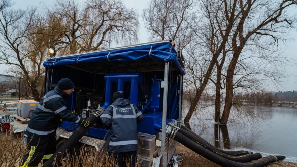 Die Feuerwehr Lemgo ist im Einsatz in Rinteln, um einen See auf dem dortigen Campingplatz abzupumpen. - &copy; FreitagTV