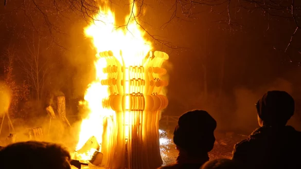 Drei Tage Arbeit, in einer Stunde wieder Schutt und Asche: das Kunstfeuer auf Burg Sternberg. - &copy; Axel B&uuml;rger