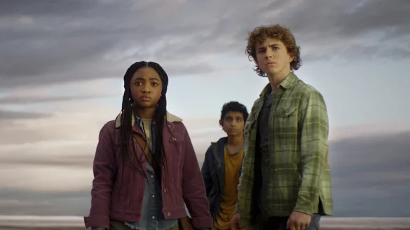 Walker Scobell (r.) als Percy Jackson, Leah Sava Jeffries als Annabeth und Aryan Simhadri m&uuml;ssen gemeinsam losziehen, um ein gestohlenes Artefakt zu finden. Die Serie steht f&uuml;r sich selbst und rollt die Geschichte des Halbgotts Percy Jackson neu auf. - &copy; Disney