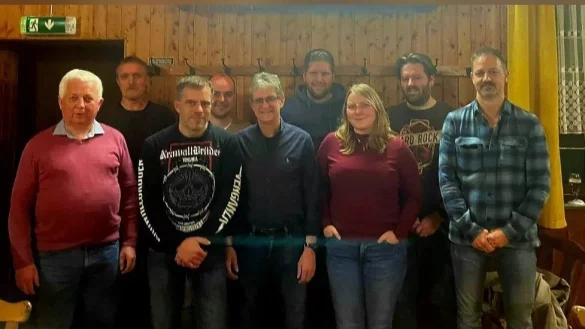 Der bisherige Oberst Daniel Torwesten (2ter v.L.) legte ebenfalls seinen Posten als Schie&szlig;wart nieder. Daniel Koch (1ter v.R.) wird diesen Posten &uuml;bernehmen. Rainer Lewandowski (5ter v.L.) tritt lals Hauptmann zur&uuml;ck der vorherige 2te Unteroffizier Nico Meise (2ter v.R.) &uuml;bernimmt dieses Amt. Bastian M&ouml;hring (4ter v.R.) wechselt vom 1ten Unteroffizier auf den Posten des 2ten Unteroffiziers. Den Posten des Ersten Unterofiziers &uuml;bernimmt erstmals eine Frau, n&auml;mlich Joelle-Marie Laschewski (3te v.R.). Sie ist generell die erste Frau, die im Verein einen Offiziersposten &uuml;bernimmt. Dennis Beverung verl&auml;sst den Verein als Schie&szlig;wart, ist aber weiterhin als Schie&szlig;aufsicht t&auml;tig. Ludwig Gerhard (nicht auf dem Foto) &uuml;bernimmt den Posten von August Mosecke im Vostandsunterst&uuml;terteam (1ter v.L.) - &copy; Sch&uuml;tzenverein Niese-K&ouml;terberg