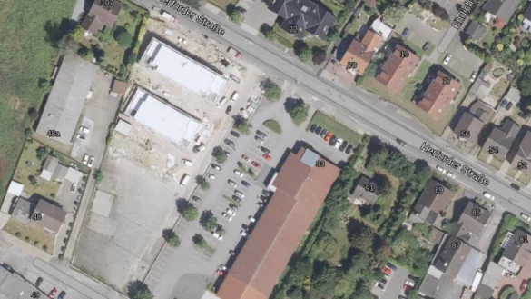 Der Aldi-Markt (rotes l&auml;ngliches Dach) an der Herforder Stra&szlig;e soll abgerissen und auf gr&ouml;&szlig;erer Fl&auml;che zur Siemensstra&szlig;e hin (unten) neu gebaut werden. - &copy; TIM-online/Geobasisdaten NRW