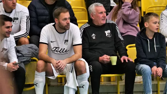 F&uuml;r ein T&auml;sschen Kaffee d&uuml;rfte es f&uuml;r den ewig jungen Wolfgang W&auml;chter, Interimscoach des TuS Horn-Bad Meinberg, zwischen den Spielen beim Neujahrscup reichen. Und vielleicht ja auch zu einem Plausch mit Daniel Brinkmann (links). - &copy; J&ouml;rg Hagemann