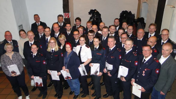 Ehrungen geh&ouml;ren zur Jahreshauptversammlung der Feuerwehr Horn-Bad Meinberg dazu, und zwar f&uuml;r langj&auml;hrige Mitgliedschaft und Bef&ouml;rderungen. - &copy; Hajo G&auml;rtner