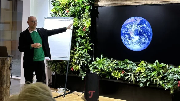 Dr. Christoph Harrach spricht vor den Lemgoer Masterstudenten. - &copy; Frauenhofer Institut