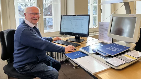 Dr. Hans-Joachim Keil zeigt, wie an dem Rechner im Lesesaal der Landesbibliothek auf seine Datenbank zugegriffen werden kann. - © Jana Beckmann