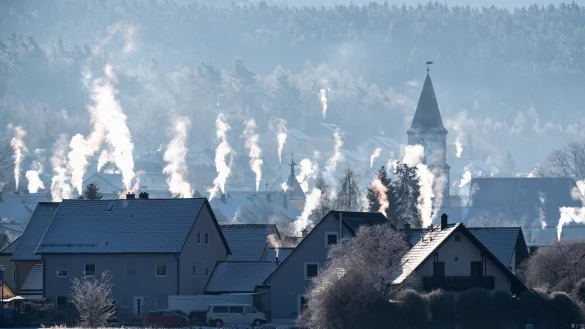 Typisches Winterbild - Schornsteine auf den Hausd&auml;chern rauchen in der kalten Luft. So &auml;hnlich wie in Luthe-Wildenau sah es in den vergangenen Tagen auch im Kreis Lippe aus. - &copy; picture alliance/dpa