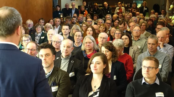 Maximal gut besucht ist der Neujahrsempfang der Grünen, vorn sind Bundestagsabgeordneter Robin Wagener und Landtagsabgeordnete Julia Eisentraut zu sehen. - © Axel Bürger