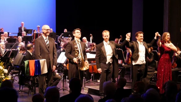 Die Akteure im Neujahrskonzert mit Moderator Christoph Gockel-B&ouml;hner (von links), Posaunist Matthias Wei&szlig;, Bariton Todd Boyce, Dirigent Michael Spassov und Sopranistin Emily Dorn. - &copy; Thomas Kr&uuml;gler
