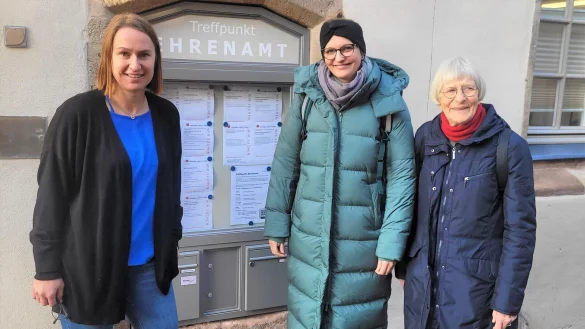 Renate Bauer (von rechts) und Caroline Adolph sind für die Freiwilligenagentur aktiv, die sich jetzt auch online besser aufgestellt hat. Mittwochs bieten sie Sprechstunde im Haus Wippermann an. Die Räumlichkeiten sind an anderen Tagen noch für Vereine und Gruppen offen. Nähere Auskunft dazu gibt es bei Nadine Tölle (links) in der Verwaltung. - © Katrin Kantelberg