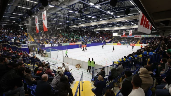 Ein Blick in den Handball-Tempel, den die Fu&szlig;baller st&uuml;rmten. - &copy; paul cohen