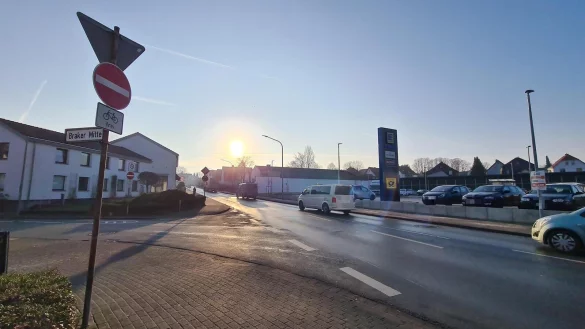 Rechts im Bild der Parkplatz des Edeka-Marktes. Dar&uuml;ber befindet sich noch das Geb&auml;ude von ehemals Penny. Dort soll ein Neubau entstehen. Es tut sich einiges an der Lemgoer Stra&szlig;e. Die Braker Mitte links im Bild wird hingegen immer leerer. - &copy; Nadine Uphoff
