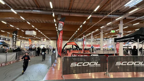 Auf der Messe "Faszination Fahrrad" in der Messehalle 21 lassen sich auch schon erste Proberunden drehen. - © Messe OWL