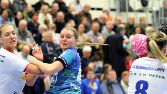 Blombergs Stefanie Kaiser (links) blickt zusammen mit ihrer Nachfolgerin Maxi M&uuml;hlner auf eine Szene w&auml;hrend des HSG-Heimspiels im Februar 2023. - &copy; Oliver K&ouml;nig