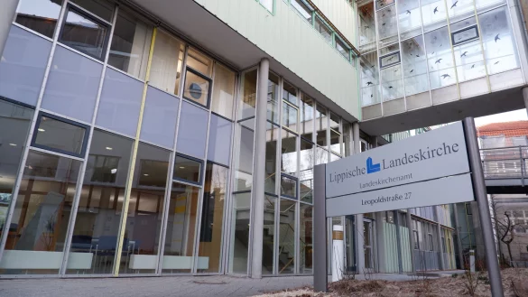 Im Landeskirchenamt hat Landesuperintendent Dietmar Arends die Aufklärung Jahrzehnte zurückliegender Fälle sexualisierter Gewalt in der Konfirmanden- und Jugendarbeit zur Chefsache erklärt. - © Lorraine Brinkmann