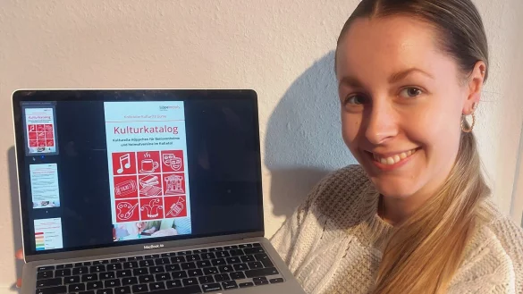 Projektleiterin Delia Riedel pr&auml;sentiert den Angebotskatalog der "Kalletaler Kultur(t)r&auml;ume" auf der Internetseite der Finke-Stiftung, aus dem die &ouml;rtlichen Seniorenheime ein kulturelles Erlebnis aussuchen und buchen k&ouml;nnen. - &copy; Finke Stiftung