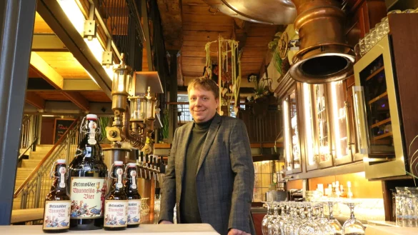 Florian Landrichinger steht im "Strate's Brauhaus". Das Thusnelda-Bier kommt bei den G&auml;sten besonders gut an. - &copy; Alexandra Schaller