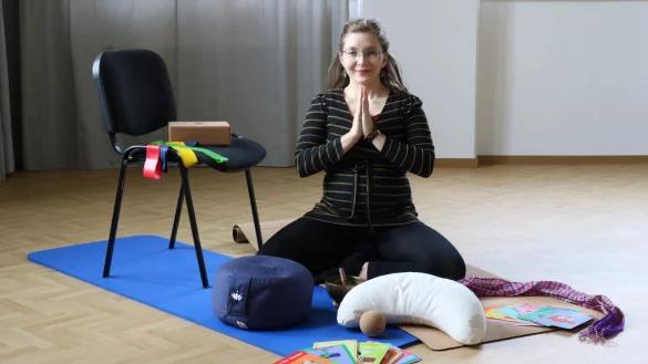 Stephanie Yim l&auml;dt zu Eltern-Kind- und Stuhl-Yoga in die Volkshochschule ein - sie hat f&uuml;r jeden Teilnehmer und jedes Alter das richtige Equipment dabei. - &copy; Alexandra Schaller