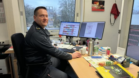 Christian Drewes' Arbeitsplatz als Leiter der Feuerwache ist vor allem das B&uuml;ro, dennoch leitet er auch noch Eins&auml;tze vor Ort. - &copy; Sven Kienscherf