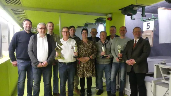 Die Lemgoer Sch&uuml;tzen mit Frank Brinkmeier (von links), Shane Entwistle, Lina Sievert, Axel Hesse, Julius Brockhausen, Heike und Michael Rubart, Jochen Frevert, J&ouml;rg Mayer, Thomas B&ouml;hmer sowie Daniel Becker beim Bataillonsanschie&szlig;en im Sch&uuml;tzenhaus. - &copy; Christiane Thiel