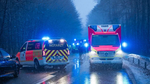 Ein schwerer Verkehrsunfall hat sich Sonntagnachmittag bei Alverdissen ereignet. Der Ostersiek war durch das hohe Aufkommen an Einsatzfahrzeugen und die Rettungsarbeiten gesperrt. - &copy; Freitag TV