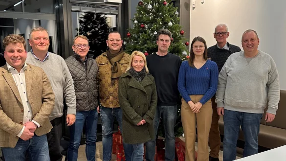 CDU-Stadtverbandsvorsitzender Jan Gentemann mit dem neuen Vorstand der Ortsunion Sch&ouml;tmar/Ehrsen-Breden: (weiter von links) Christian Jostes, Andre Schr&ouml;der, Maximillian Janski, Diane Kaiser, der neue Vorsitzende Daniel Dick, Nele Rechinsky, Klaus-Peter Wind und Arnd Schwarze. - &copy; CDU Sch&ouml;tmar/Ehrsen-Breden