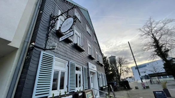 Das TV-Team von "Mein Lokal, Dein Lokal" dreht aktuell in Gütersloh und Bielefeld - unter anderem im "Edelweiss". - © Lena Vanessa Bleck