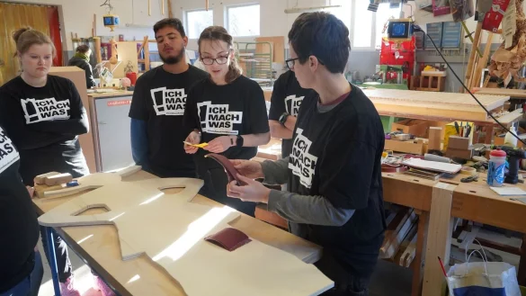 Schülerinnen und Schülder der Astrid-Lindgren-Schule tüfteln an einer Pippi Langstrumpf aus Holz für den Würth-Wettbewerb. - © Astrid-Lindgren-Schule