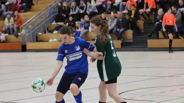Lara Sophie Richts vom FC Donop-Vo&szlig;heide kann es, duelliert sich hier mit Lotte Helpup vom FCSSW. - &copy; Paul Cohen