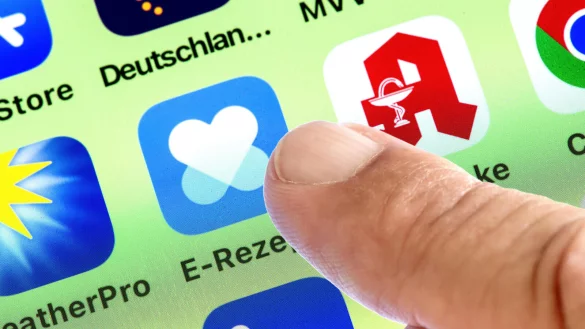 Seit dem Jahreswechsel m&uuml;ssen &Auml;rzte Rezepte elektronisch ausstellen. Daf&uuml;r k&ouml;nnen Patienten auch die App "E-Rezept" nutzen. - &copy; picture alliance