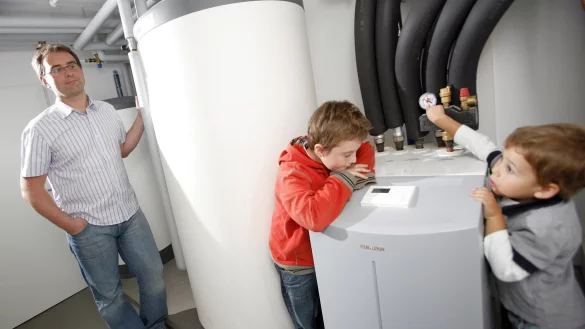 Die Verbraucherzentrale rät Familien, die mit Nachtstrom oder Wärmepumpe heizen, beim Preis ihres Energieversorgers genau hinzuschauen. - © Global Energy Systems/Pixabay