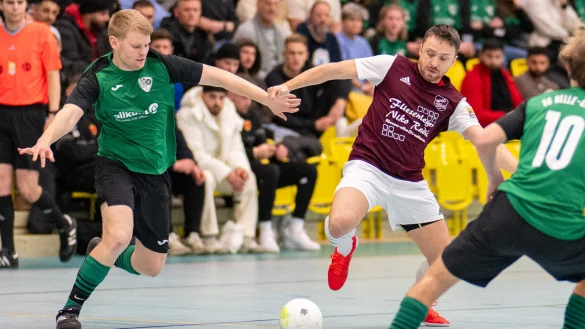 Marvin Schmidt von der SG Belle-Cappel-Leopoldstal (gr&uuml;n) setzt sich gegen Basir Sadat von der Spvg Hagen Hardissen durch. - &copy; Egon Penner