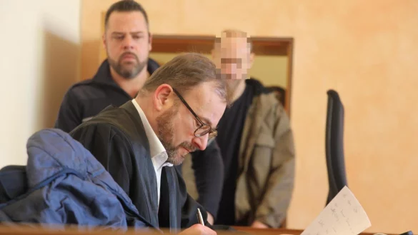 Rechtsanwalt Martin Mauntel aus Bielefeld bereitet sich auf den weiteren Prozessverlauf vor. Der Verteidiger vertritt den wegen versuchten Mordes angeklagten Detmolder (49). - &copy; Janet K&ouml;nig