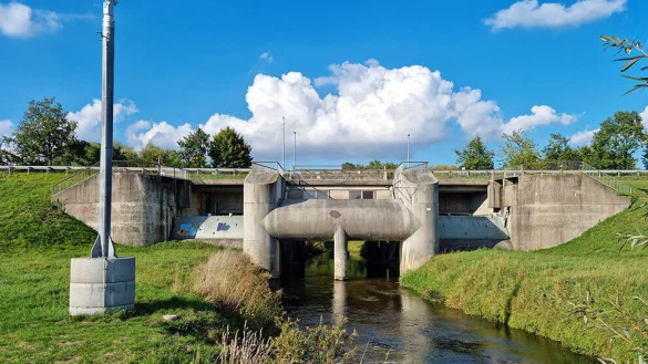Das sind die Schleusen des Hochwasser-R&uuml;ckhaltebecken unterhalb der Ostwestfalenstra&szlig;e in Bad Salzuflen. Wenn die gro&szlig;en Tore sich schlie&szlig;en, staut sich das Wasser der Bega auf Feldern in einem nat&uuml;rlichen Becken mit einem Fassungsverm&ouml;gen von bis zu knapp 2,8 Millionen Kubikmetern. - &copy; Werre-Wasserverband