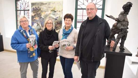 Die Vereinsvorsitzende Isolde M&uuml;ller-Borchert, Schatzmeisterin Sabine Husemann-Seidel, Schriftf&uuml;hrerin Beate Kleinemenke und der k&uuml;nstlerische Leiter des Kunstvereins, Andreas Beaugrand (von links) mit dem neuen Jahresprogramm. - &copy; Karin Prignitz