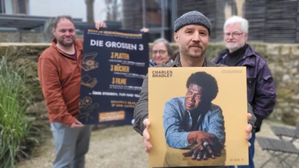 Fabian Schr&ouml;der (hinten von links), Ursula Heer und Rolf Eickmeier wollen den Tod aus kultureller Sicht beleuchten. Andreas Biernat (vorne) verr&auml;t daf&uuml;r schon mal einen Song, den er am Sonntag, 28. Januar, im Hexenb&uuml;rgermeisterhaus vorstellen wird. - &copy; Katrin Kantelberg