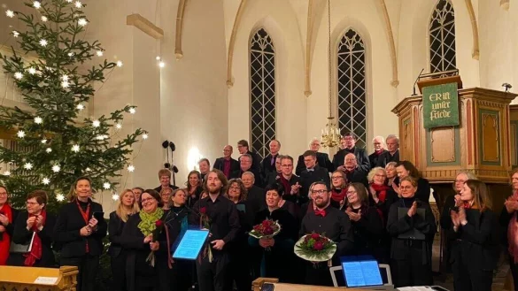 Ende Januar steht der Weihnachtsbaum noch in der Kirche zu Bega. Aus gutem Grund: Der Philharmonische Chor Lippe gab noch einmal ein weihnachtliches Konzert. - &copy; Philharmonischer Chor Lippe