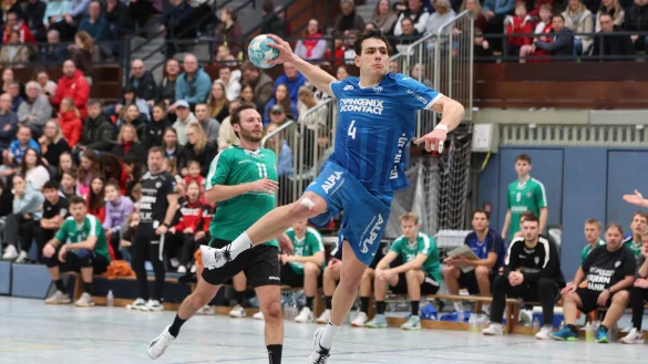 Lemgos Samuel Zehnder h&auml;ngt seinen Gegenspieler ab. - &copy; Paul Cohen