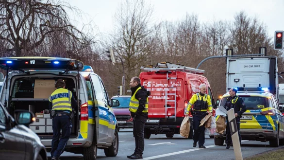 Die Polizei untersucht die Unfallstelle. - &copy; FreitagTV