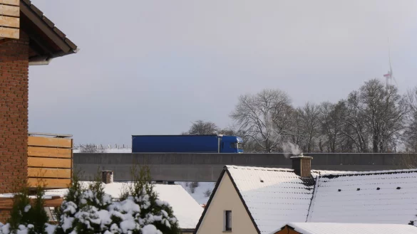 Die Kohlst&auml;dter am Rosenberg leben mit der B1. W&auml;hrend Pkw hinter der Betonbr&uuml;stung der Vorteltalbr&uuml;cke fast verschwinden, sind Lkws f&uuml;r die Anwohner deutlich sichtbar - und h&ouml;rbar. - &copy; Jost Wolf