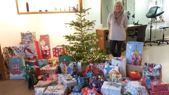 Simone Ongley neben dem Wunschweihnachtsbaum f&uuml;r das Westf&auml;lische Kinderdorf Lipperland in ihrem Friseursalon. - &copy; Westf&auml;lisches Kinderdorf Lipperland