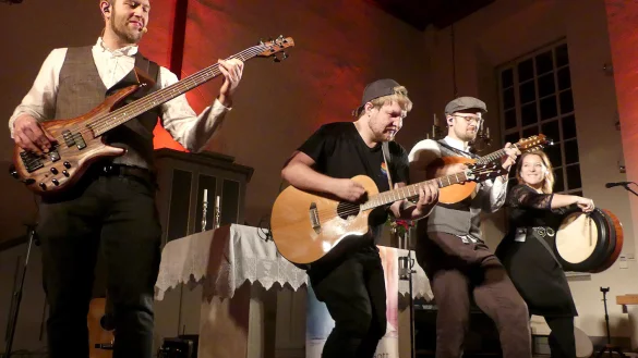 Begeistert in Alverdissen: Die Kilkenny Band mit Dennis Fehlauer, Shawn Hellmann, Jascha Kemper und Julie Ann Cimino-Boyle (von links). - &copy; Rudi Rudolph