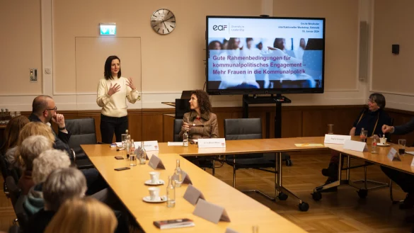 Moderatorin Cecile Weidhofer im Gespr&auml;ch mit den Teilnehmerinnen und Teilnehmern im gro&szlig;en Sitzungssaal des Rathauses. - &copy; Torben Gocke