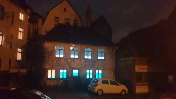 Durch die Fenster der Detmolder Hofsynagoge ist klar eine gigantische Palästina-Fahne zu erkennen. - © Privat