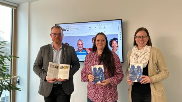 Die VHS-Kurse in Dörentrup präsentieren (von links) Bürgermeister Friso Veldink, Sandra Hüsemann von der Gemeinde Dörentrup und Dr. Sonja Girod von der VHS Detmold-Lemgo. - © VHS Detmold-Lemgo