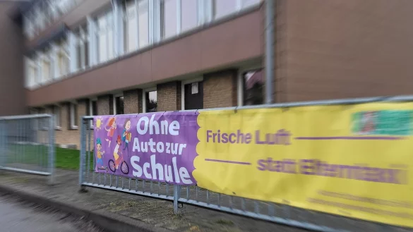 Elterntaxen stellen auch die Grundschule am Schloss vor Probleme. Die CDU fordert ein Verkehrskonzept f&uuml;r die Stra&szlig;en rund um die Schule. - &copy; Katrin Kantelberg