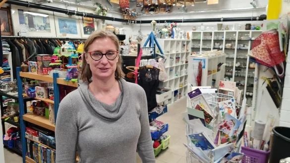 Mit ganzem Herzen setzt sich Sozialp&auml;dagogin Stefanie Tacke f&uuml;r das Blomberger Sozialkaufhaus ein. An einer Neuausrichtung unter der Regie des Netzwerks Lippe arbeitet sie gern mit. - &copy; Marianne Schwarzer